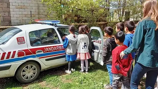 Jandarma ekiplerinden köy okulu öğrencilerine trafik eğitimi