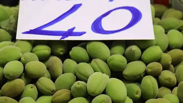 Kayısı çağlaları tezgahlardaki yerini aldı