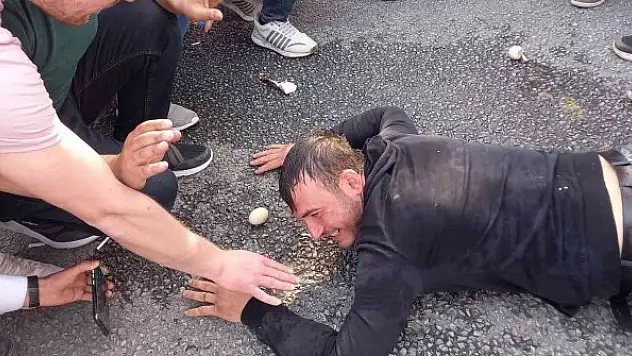 Düz kaşıkla asfalttan yumurta toplattırılan damadın başına gelmeyen kalmadı