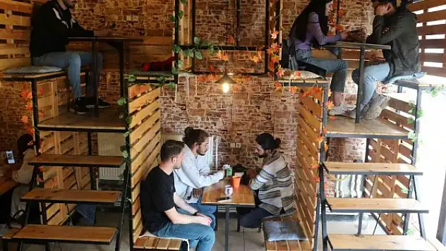 Bu kafede müşteriler raflarda oturuyor