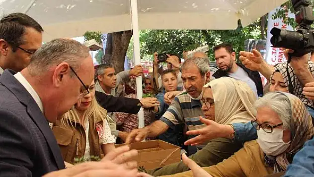 Bedava fide dağıtımında izdiham