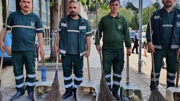Sokak süpürgecilerinden farkındalık tiyatrosu