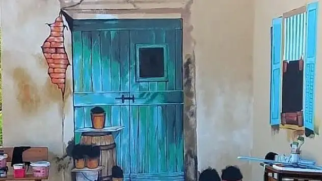 Eski kapılar sanat eserine dönüşüyor