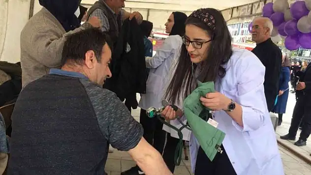 Hemşire adayları vatandaşları 'inme' konusunda bilgilendirdi