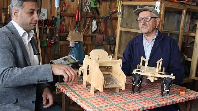 83 yaşında, elinde malzemesi, maziye olan özlemi bakın nasıl gideriyor