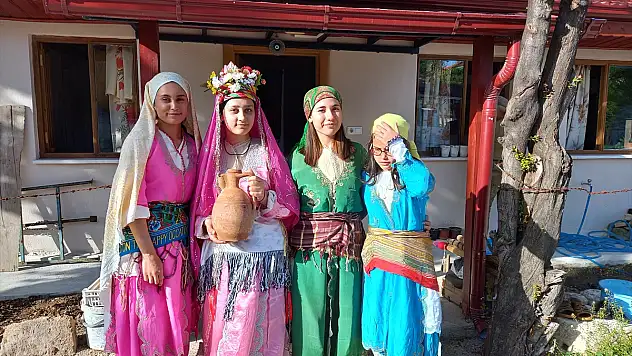 Öğrencilere yöre kültürünü öğretiyor