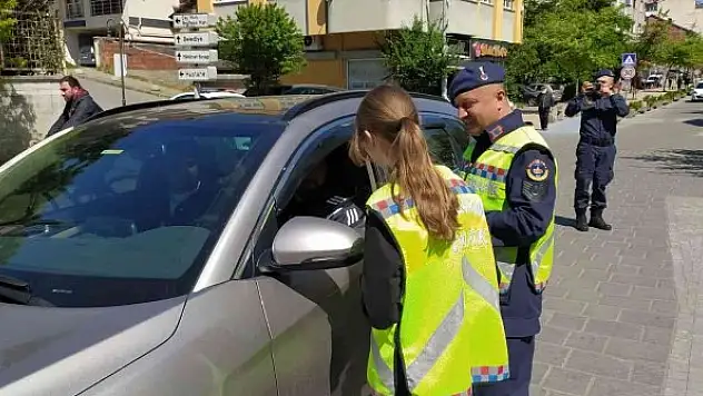 Öğrenciler yol kesip, trafik haftasında farkındalık oluşturdular