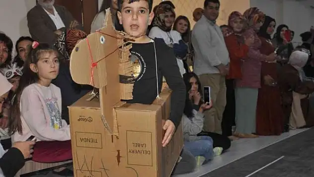 Minik öğrencilerden geri dönüşüm defilesi