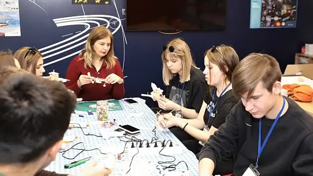 Yabancı lise öğrencileri bilim atölyelerine hayran kaldılar