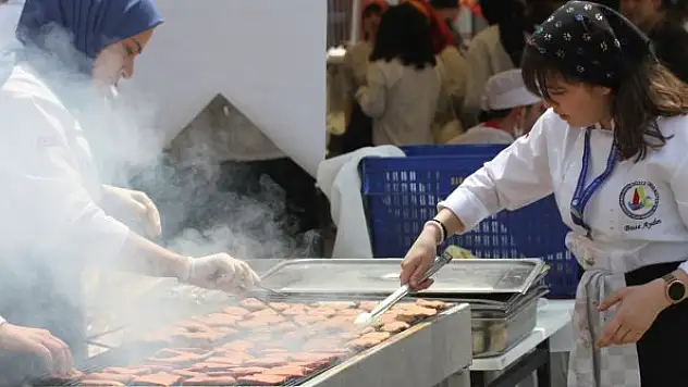 Üniversite öğrencileri ve şefler Gastronomi Festivali'nde becerilerini sergiledi