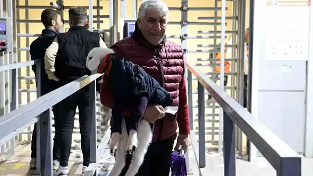 Kuzusu maça alınmadı, stadyumu terk etti