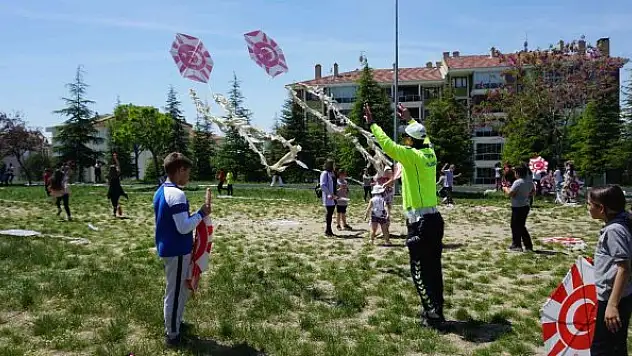 Polis ve jandarmadan öğrencilere uçurtma şenliği