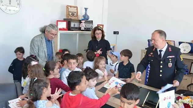 Anaokulu öğrencilerinden askere Türk bayrağı hediyesi