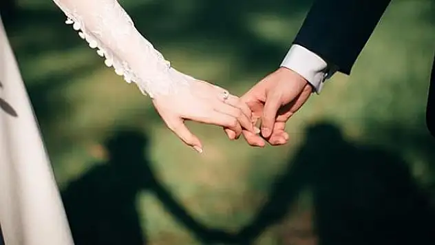 Elektrik gitti, kız kardeşler yanlış damatlarla evlendi