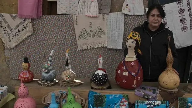 Topladığı su kabaklarını sanat eserine dönüştürüyor