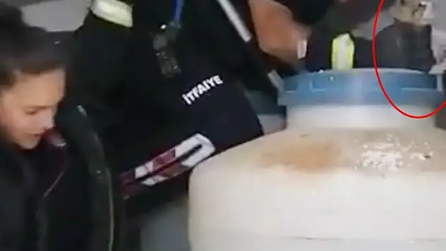 Su tankları arasında sıkışan kedi için seferber oldular