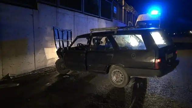 Kırıkkale'de otomobil fabrika duvarına çarptı