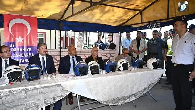 Osmaniye'de motosiklet sürücülerine kask dağıtıldı