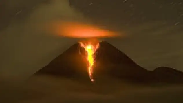 Pavlof yanardağı kül püskürtüyor