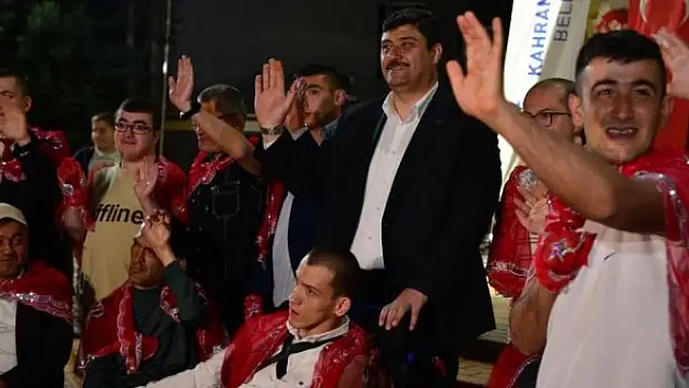 Özel askerler kınaları yakılarak askere uğurlandı