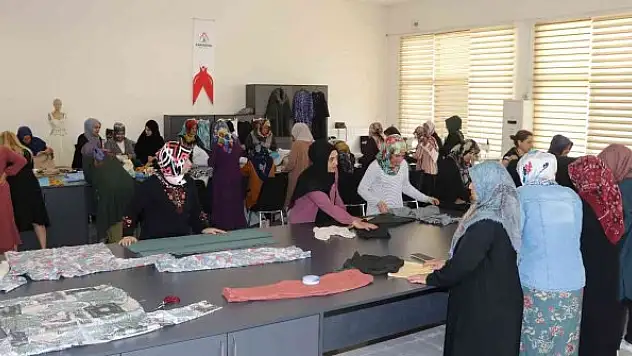 Ev hanımları boş zamanlarında meslek öğreniyor