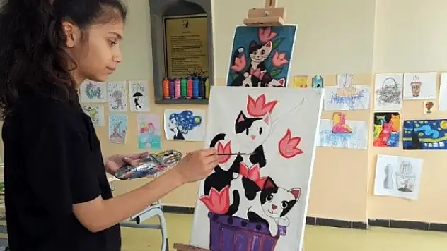 Geleceğin ressamları hünerlerini sergiliyor