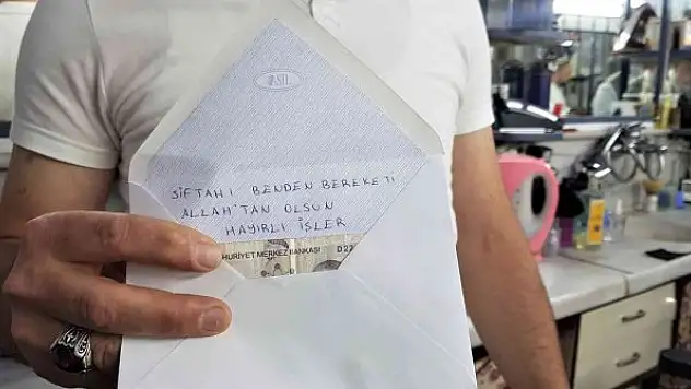 Esnaf dükkanlarındaki zarfı görünce şaşkınlık yaşadı