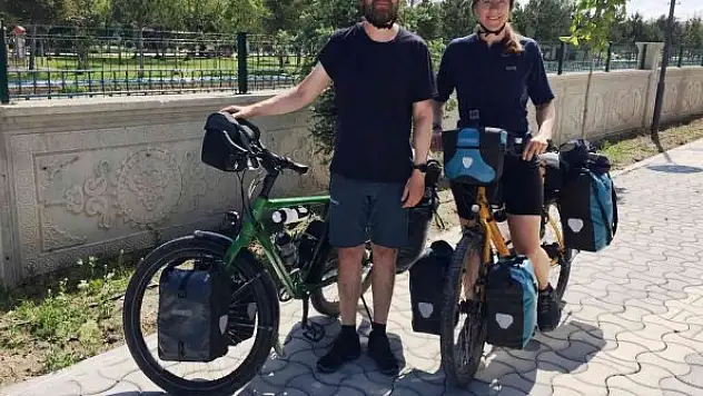 Hollandalı bisikletli çift Konya'da mola verdi