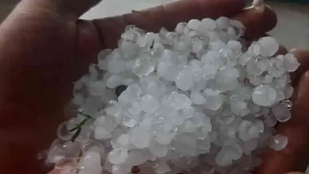 Nohut büyüklüğünde dolu yağdı