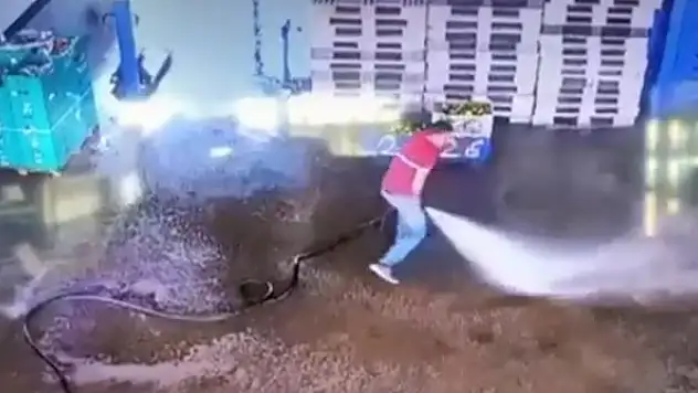 Arkadaşı basıncı artırınca hortumla temizlik yapan işçi zor anlar yaşadı