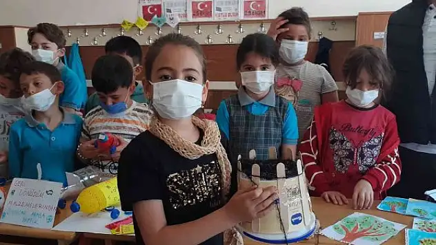 İlkokul öğrencileri, mutfak atıklarından doğal gübre üretti