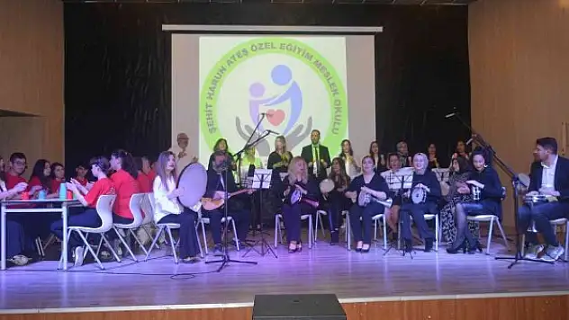 Özel çocuklardan ailelerine özel gösteri