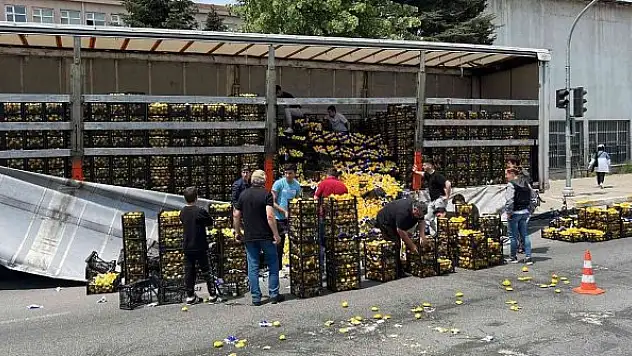 Tırdan yola onlarca kasa limon savruldu