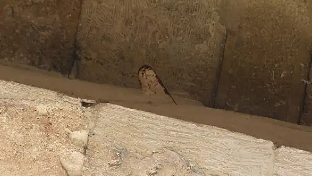 Tarihi medresenin eyvan kemerinde 'mala' unutuldu