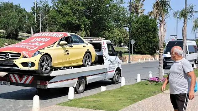 Aldığı lüks otomobil ile hayal kırıklığı yaşayan adam, araca çekici üzerinde şehir turu attırdı