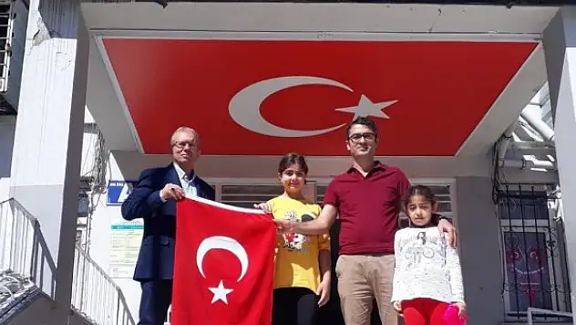 Yere düşen bayrağı yıkayıp yeniden okula teslim etti