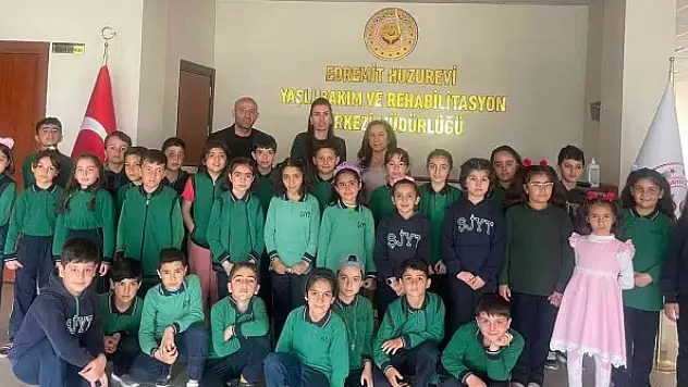 Minik öğrenciler huzurevi sakinleriyle bir araya geldi