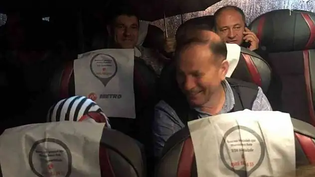 Otobüste şemsiyeli yolculuk