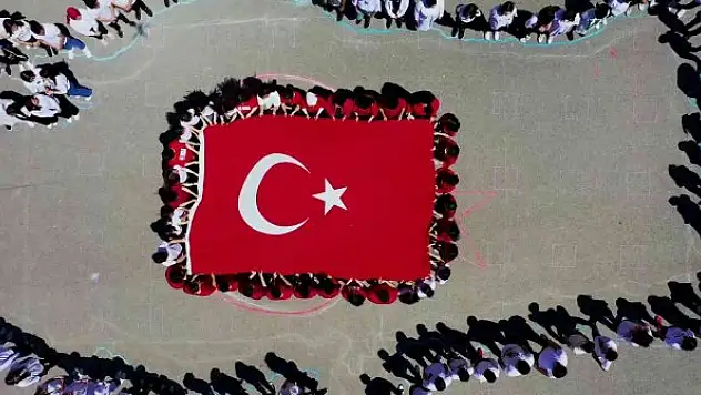 200 lise öğrencisinin anlamlı Türk bayrağı koreografisi