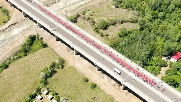 200 metrelik Türk bayrağıyla yürüdüler