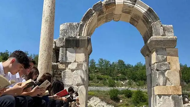 Antik kentte hem okudular, hem söylediler