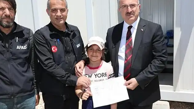 Ukrayna'dan tahliye edilen 8 yaşındaki Melisa mutluluğunu resimlerine yansıttı