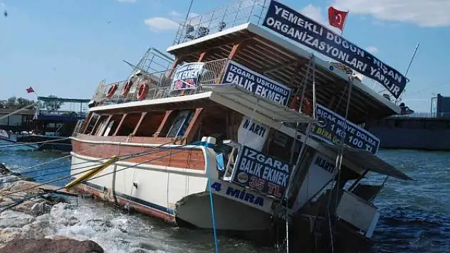 Şiddetli rüzgar tekneyi devirdi