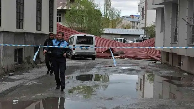 Fırtına çatıları uçurdu