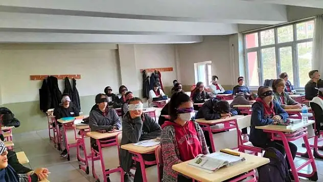 Gözü kapalı ders yaptılar