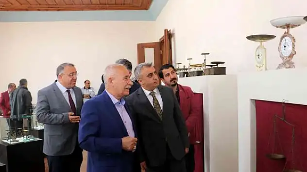 Asırlık terazileriyle hayalini kurduğu sergiyi açtı