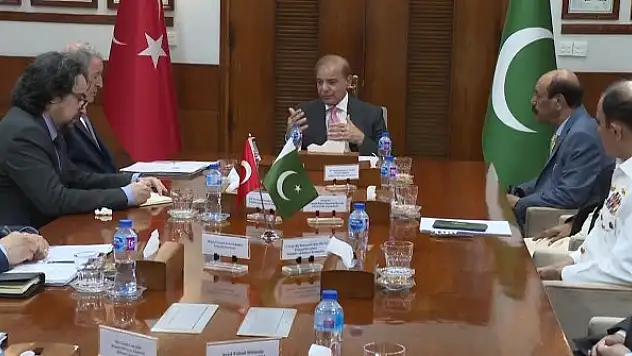 Milli Savunma Bakanı Akar, Pakistan Başbakanı Şerif ile görüştü