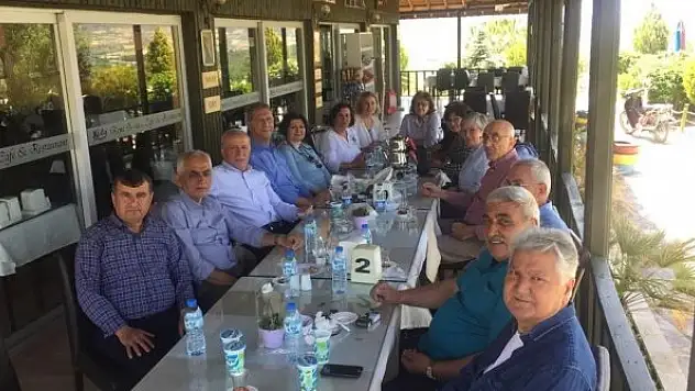 Liseli arkadaşlar 44 yıl sonra bir araya geldi