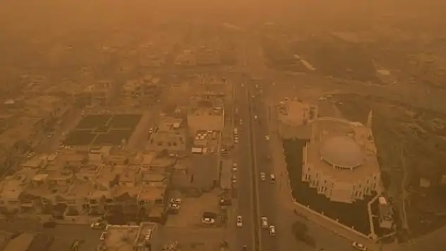 Irak'ta kum fırtınası nedeniyle resmi tatil ilan edildi