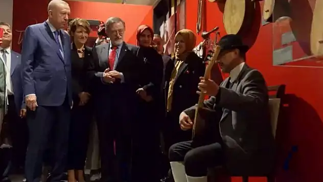 Cumhurbaşkanı Erdoğan, Türk Müziği Tarihi Sergisi'ni gezdi